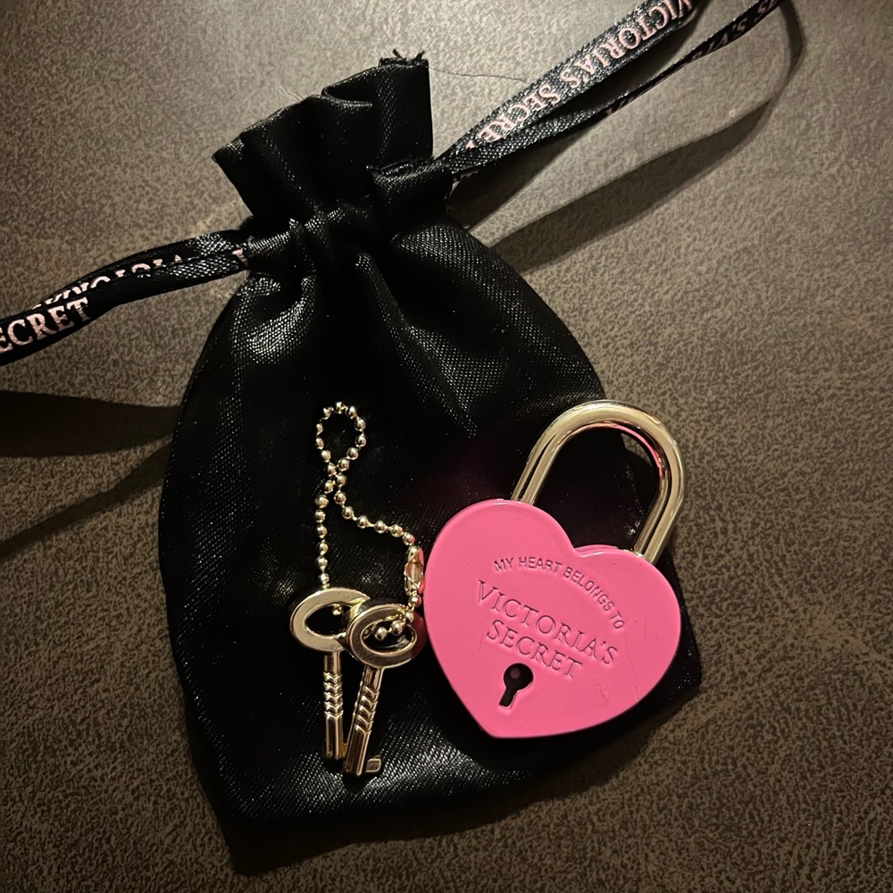 RARE VICTORIA SECRET VALENTINES DAY LOCK HEART AND KEY
